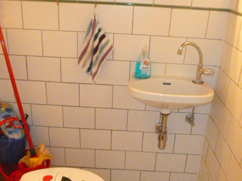 separates WC und Waschbecken